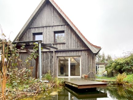 184qm Einfamilienhaus in Harburg, zentral und dennoch im Grünen, 110qm Garage, Teich, Obstbäume - immoregio.de Makler