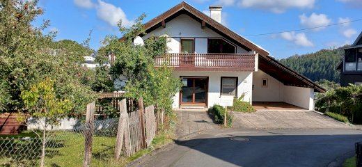 Freistehendes Einfamilienhaus mit Einliegerwohnung und Dachgeschosswohnung in Haiger-Steinbach – Verkauf im Bieterverfahren - immoregio.de Makler