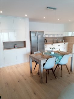 Groß 5 Zimmer Wohnung in der Stadt - immoregio.de Makler