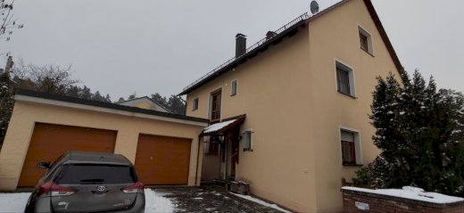 Gepflegtes Einfamilienhaus mit großem Garten und Doppelgarage in Roth