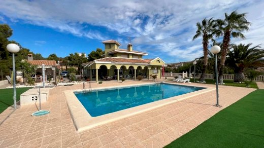 Geräumige Villa mit 360 m² bebauter Fläche und 2.180 m² Grundstück mit 4 Schlafzimmern Mutxamel 03110