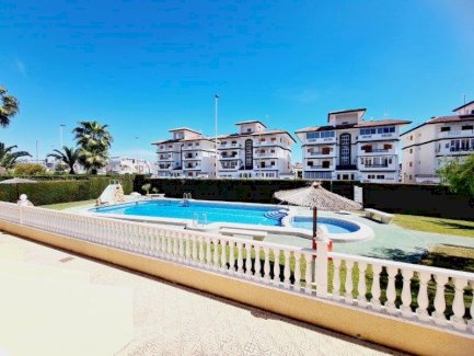 Reihenhaus mit 3 Schlafzimmern und fußläufig zum Meer Torrevieja 03180 - immoregio.de Makler