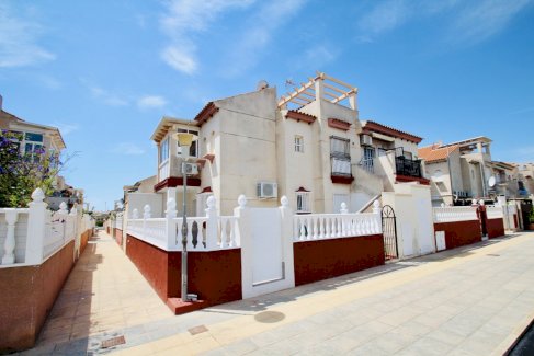 Untere Eckwohnung mit 2 Schlafzimmern in attraktiver Siedlung Playa Flamenca 03189