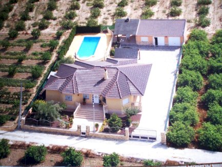 Wunderschöne, unabhängige Villa, umgeben von Natur und Ruhe in der Umgebung von Orihuela City. Mit 240 m² auf einem 1.050 m² großen Grundstück Orihuela 03300 - immoregio.de Makler