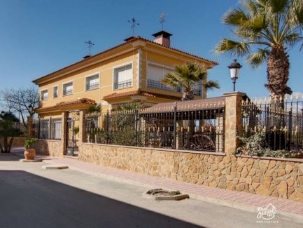 Hervorragende Gelegenheit! Preis reduziert um 20%! Luxuriöse, rustikale Villa im mediterranen Stil mit 4 Schlafzimmern, doppeltem Wohnzimmer, Kamin La Murada 03315 - immoregio.de Makler