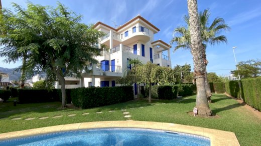 Super ausgestattetes Penthouse mit Gemeinschaftspool, 3 Terrassen, Aufzug, Stellplatz, Keller, nur 200 Meter vom Meer entfernt. Denia 03700 - immoregio.de Makler