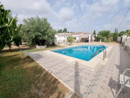 Schöne Villa auf einer Etage und mit einem großen Grundstück und privaten Pool Mutxamel 03110 - immoregio.de Makler