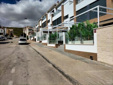 Wunderschönes dreistöckiges Reihenhaus mit 3 Schlafzimmern, 2 Bädern, 1 Gäste-WC, Garage und Gemeinschaftspool in toller zentraler Lage Guardamar del Segura 03140 - immoregio.de Makler