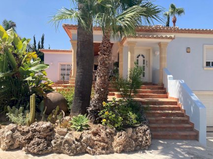 Großzügige Villa mit Garage, Pool, wunderschönem Garten und Meerblick nur 600 m vom Strand Moraira 03724