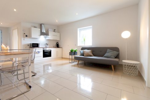 *Neuwertige 5-Zimmer Maisonette-Wohnung mit Dachterasse nahe Frankfurter Flughafen* Raunheim 65479 - immoregio.de Makler