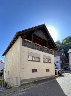 *Idyllisch gelegenes Einfamilienhaus mit Garage!* Heigenbrücken 63869 - immoregio.de Makler