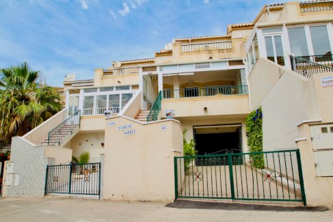 Reihenhaus mit 3 Schlafzimmern, 2 Bädern, Wintergarten und großer Garage Orihuela Costa 03189