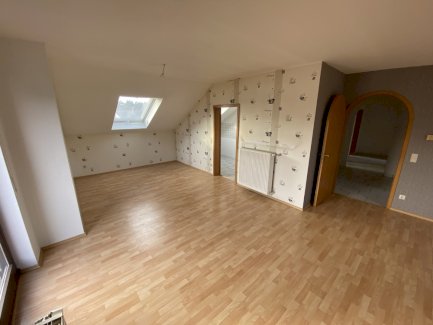 *Einladendes Zuhause mit Gartenparadies: Ihre 90m² Souterrainwohnung!* Haibach 63808 - immoregio.de Makler
